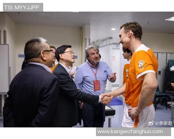 在足球赛场亲手获得球星签名球衣的珍贵瞬间与背后故事 在足球赛场亲手获得球星签名球衣的珍贵瞬间与背后故事