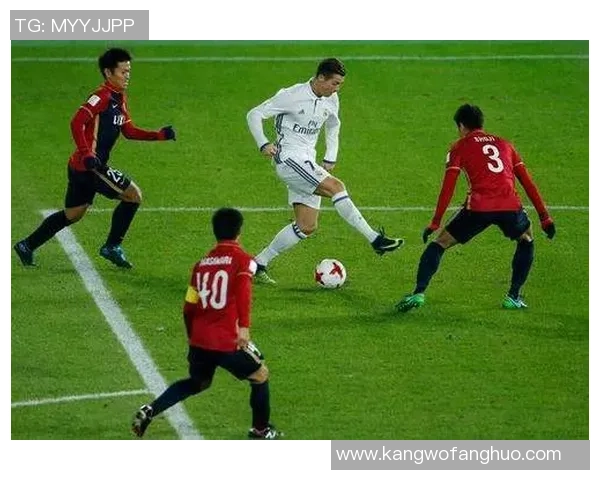 球星足球技巧解析:从梅西到C罗的独特技艺与训练秘诀 球星足球技巧解析:从梅西到C罗的独特技艺与训练秘诀