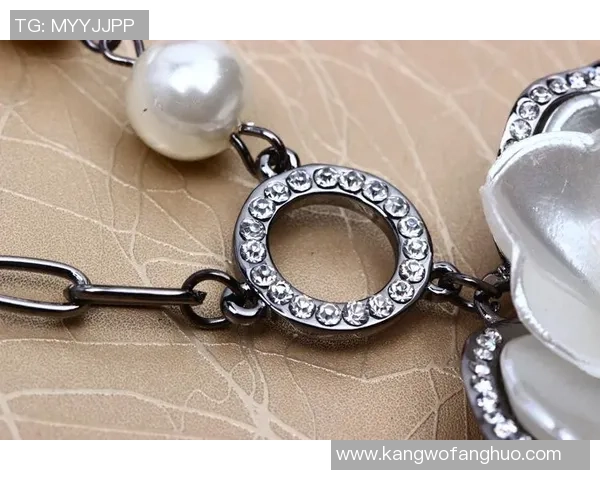 足球明星项链设计理念:融合个性与荣耀的独特标志展示 足球明星项链设计理念:融合个性与荣耀的独特标志展示