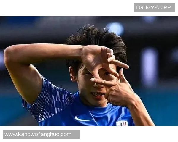 足球明星发布会上的小可爱引发全场热议 成为焦点人物的幕后故事